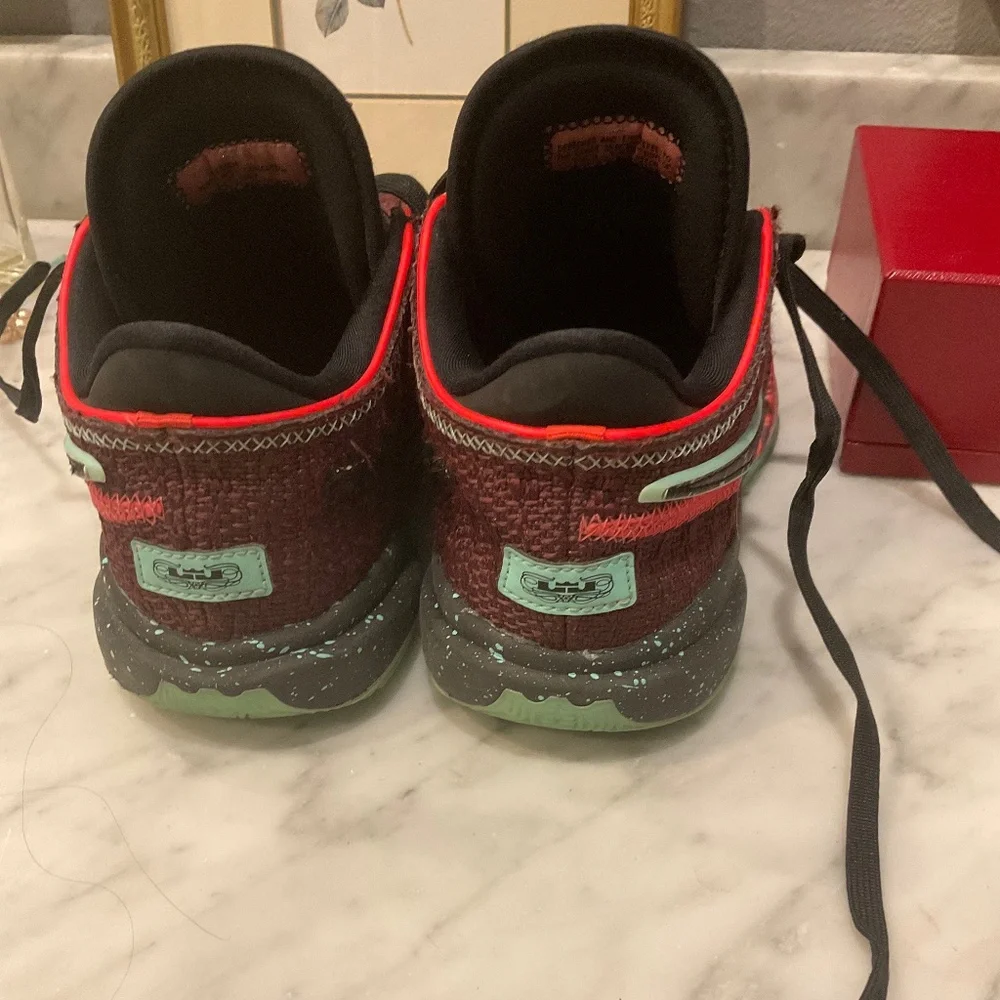 Nike Lebron XX/20 SE Night Maroon Sneakers size 6Y